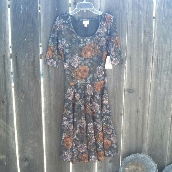 LuLaRoe Dresses & Skirts - NWT LulaRoe Rose & Daisy Print Dress